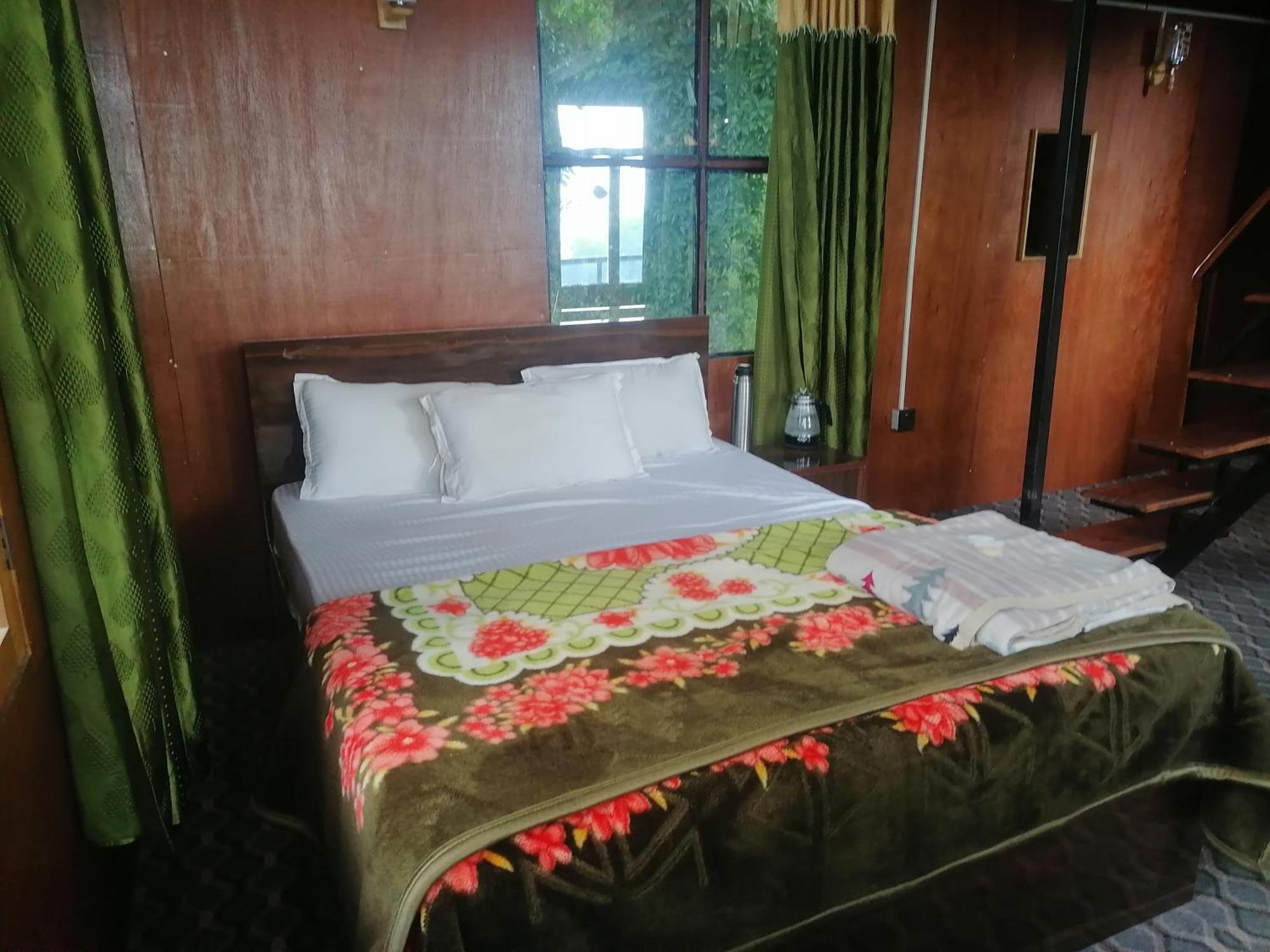 Jungle Crown Organic Homestay Нагаркот Стая снимка